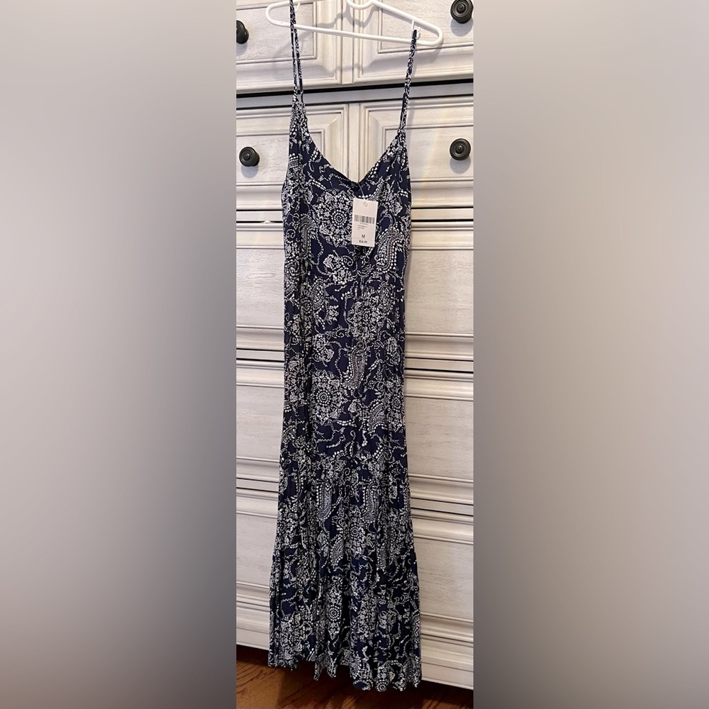 Brand new with tags Forever 21 navy and white paisley midi sundress. Medium
